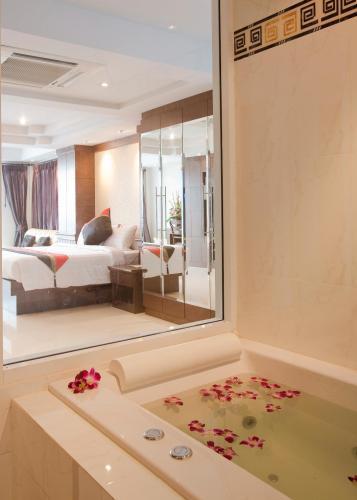 Rayaburi Beach Club Patong Room photo